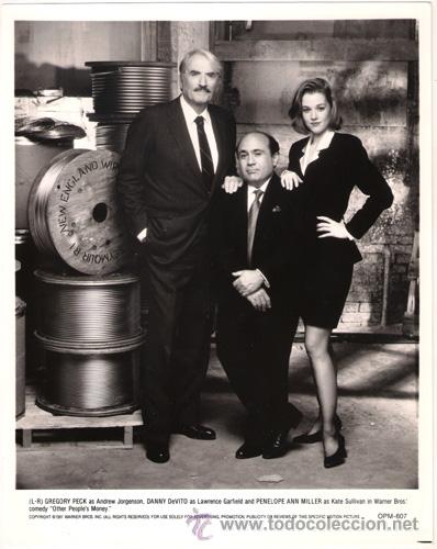 Cine: FCJ 6302 GREGORY PECK DANNY DEVITO PENELOPE ANN MILLER CON EL DINERO DE LOS DEMAS FOTO B/N AMERICANA
