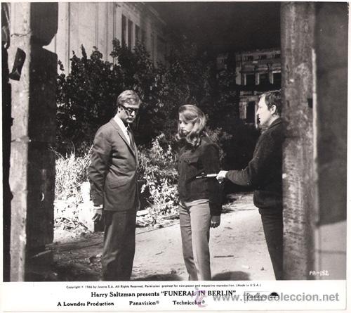 Kino: F4964 MICHAEL CAINE EVA RENZI FUNERAL EN BERLIN FOTO B/N ORIGINAL AMERICANA