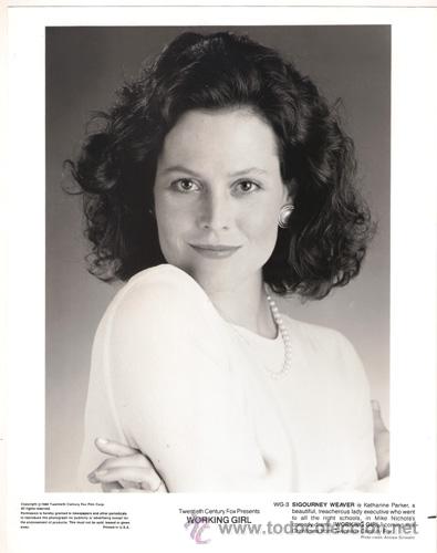 Cine: FCJ 8230 SIGOURNEY WEAVER ARMAS DE MUJER FOTO B/N ORIGINAL AMERICANA