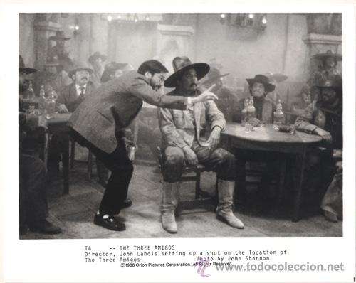 Cine: FCJ 8385 JOHN LANDIS TRES AMIGOS DIRECTOR FOTO B/N ORIGINAL AMERICANA