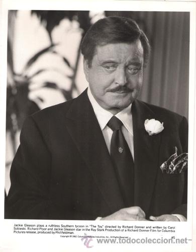 Kino: FCJ 8846 JACKIE GLEASON SU JUEGUETE PREFERIDO FOTO B/N ORIGINAL AMERICANA