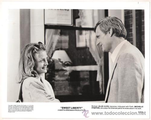 Cine: FCJ 9464 MICHELLE PFEIFFER ALAN ALDA SWEET LIBERTY FOTO B/N ORIGINAL AMERICANA
