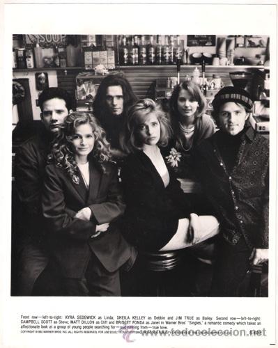 Kino: F6560 BRIDGET FONDA MATT DILLON CAMPBELL SCOTT SOLTEROS COCA COLA FOTO B/N ORIGINAL AMERICANA