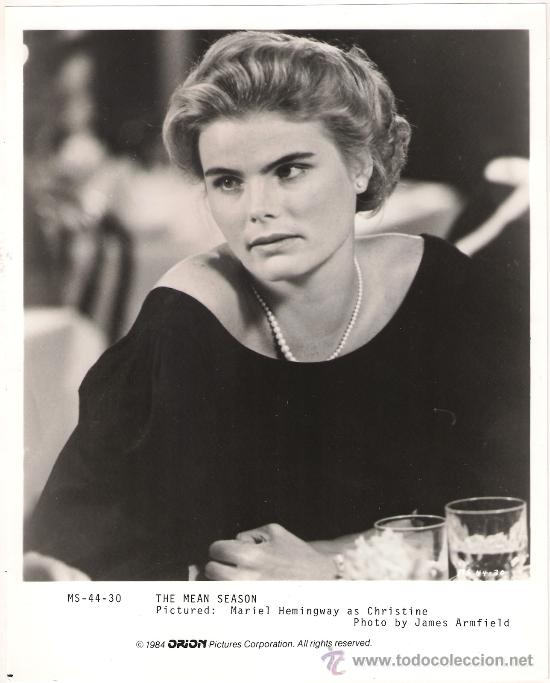 Cine: FCJ 10048 MARIEL HEMINGWAY LLAMADA A UN REPORTERO FOTO B/N ORIGINAL AMERICANA