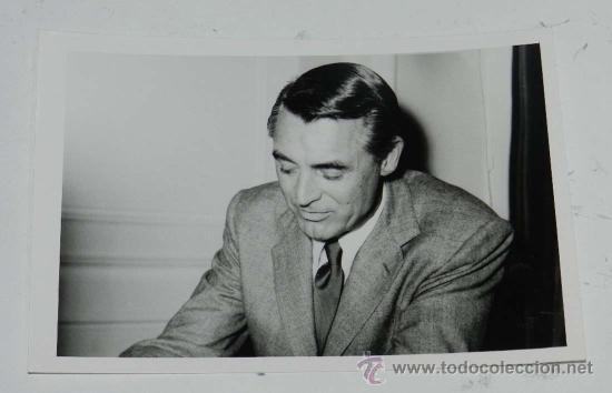 Kino: ANTIGUA FOTOGRAFIA DE CARY GRANT EN ESPA&Ntilde;A, MIDE 17 X 12 CMS. ORIGINAL