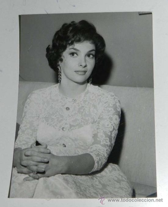 Kino: ANTIGUA FOTOGRAFIA DE GINA LOLLOBRIGIDA EN ESPA&Ntilde;A, MIDE 12 X 8,7 CMS. ORIGINAL