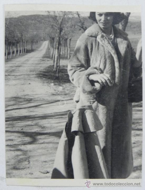 Cine: ANTIGUA FOTOGRAFIA DE SOFIA LOREN EN UNA VISITA A ESPA&Ntilde;A EN 1956, JUNTO A CAPOTE DE TORERO, MIDE 10,