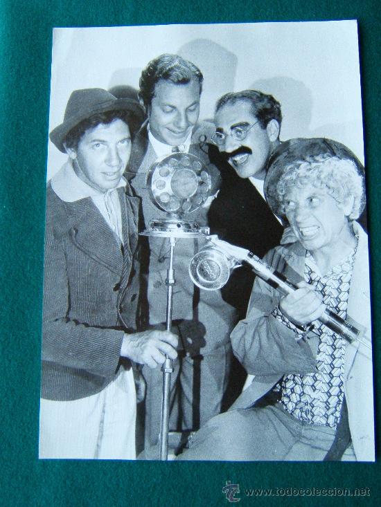Cine: CHICO, ZEPPO, GROUCHO Y HARPO-HERMANOS MARX-PERFECTA FOTOGRAFIA 37x27 CM-1980?.