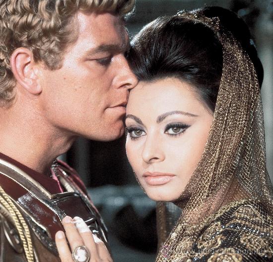 Cine: SOPHIA LOREN Y STEPHEN BOYD FOTO (INMEJORABLE CALIDAD) MEDIDAS 20X30 APROXIMADAMENTE