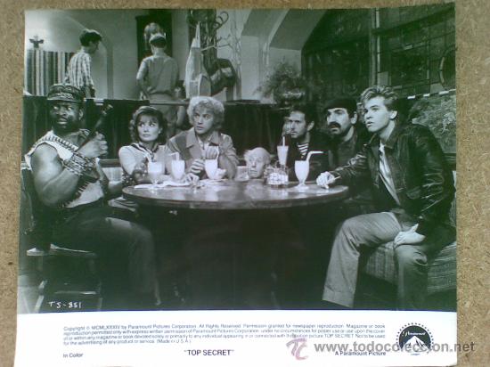 Cinema: Foto de escena de la pel&iacute;cula Top Secret (Val Kilmer, Lucy Gutteridge y miembros de la resistencia).