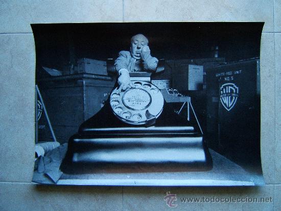Cine: FOTOMONTAJE ALFRED HITCHCOCK MARCANDO NUMERO TELEFONO GIGANTE====SIN DOBLEZ=====69X47CM-1975 ?