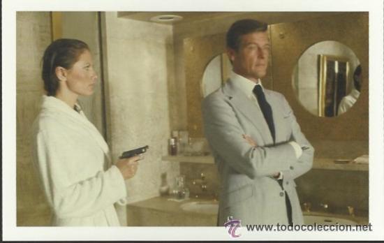 Cine: postal james bond-rooger moore y maud adams- el hombre de la pistola de oro