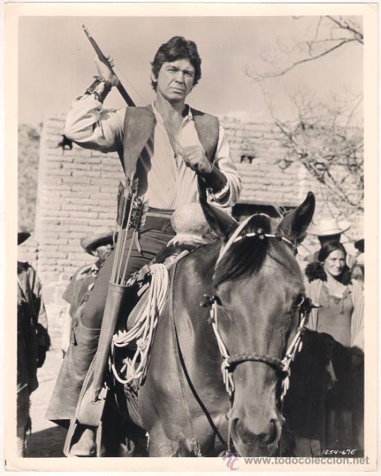 Kino: F11935 CHARLES BRONSON LOS CA&Ntilde;ONES DE SAN SEBASTIAN FOTO B/N ORIGINAL AMERICANA