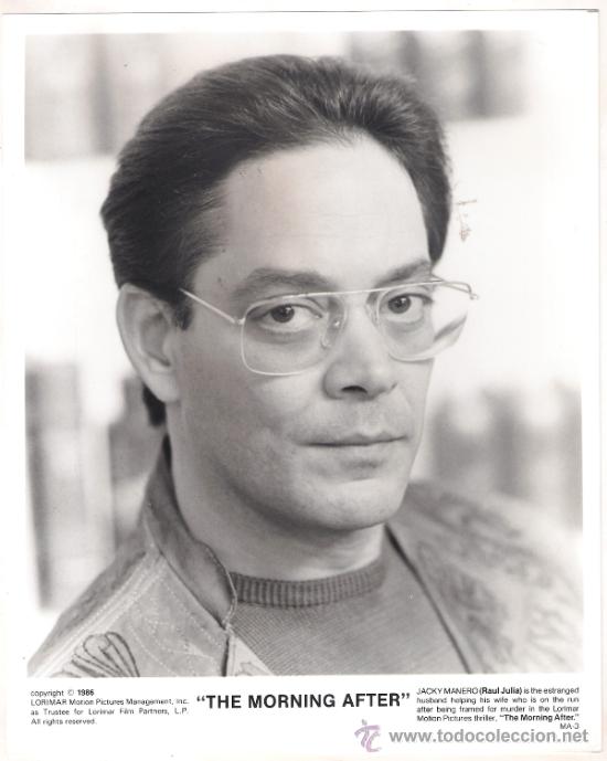 Kino: F12143 RAUL JULIA A LA MA&Ntilde;ANA SIGUIENTE FOTO ORIGINAL B/N AMERICANA
