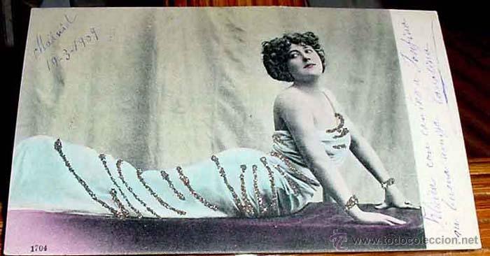 Kino: ANTIGUA POSTAL ARTISTAS - MUJER TUMBADA CON PRECIOSO VESTIDO DECORADO EN RELIEVE - CON CRISTALITOS B