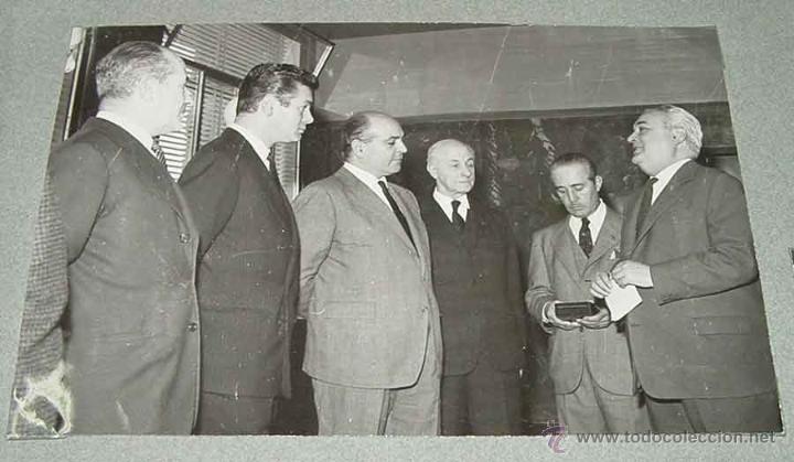 Kino: FOTOGRAFIA DE JOSE SOLIS RUIZ (MINISTRO Y DELEGADO NACIONAL DE SINDICATOS) IMPONE LA MEDALLA DE ORO