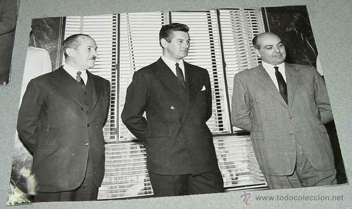 Kino: FOTOGRAFIA DE JOSE SOLIS RUIZ (MINISTRO Y DELEGADO NACIONAL DE SINDICATOS) IMPONE LA MEDALLA DE ORO