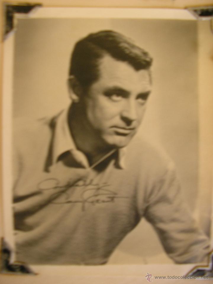 Cine: FOTO DE CARY GRANT - 9 cm x 8 cm - Blanco y Negro - Autografiada (d&eacute;cada de 1950)