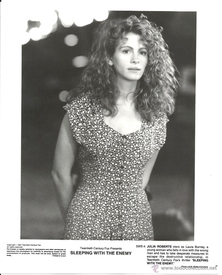 Kino: F13743 JULIA ROBERTS DURMIENDO CON SU ENEMIGO FOTO B/N ORIGINAL AMERICANA