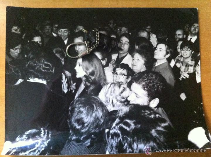 Cine: ANTIGUA FOTOGRAFIA CARMEN SEVILLA RODEADA DE FANS