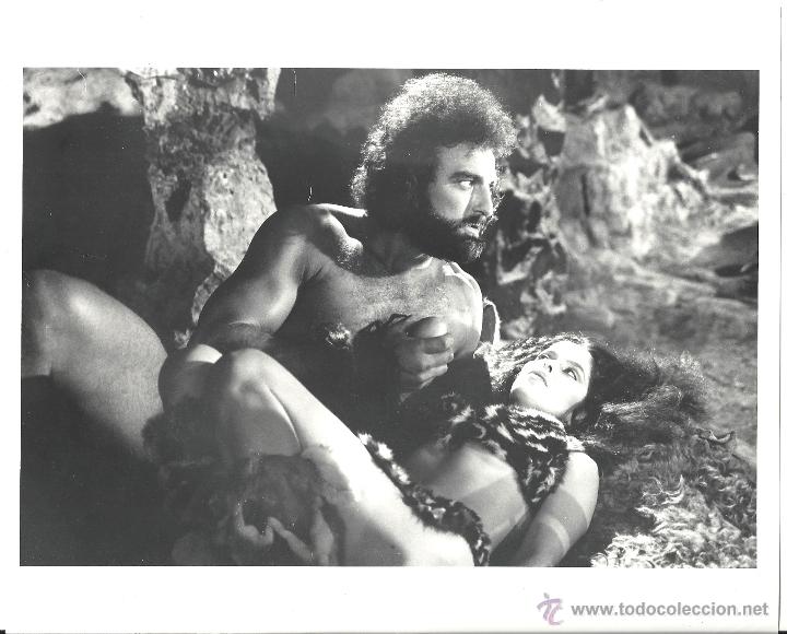 Cine: FCJ 14166D BARBARA BACH JOHN MATUSZAK CAVERNICOLA THE BEATLES FOTO B/N ORIGINAL AMERICANA