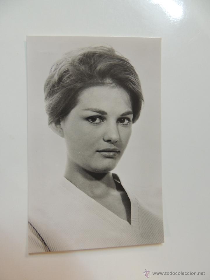 Cine: claudia cardinale - postal b/n - ed. raker n&ordm; 173 la chica de la maleta
