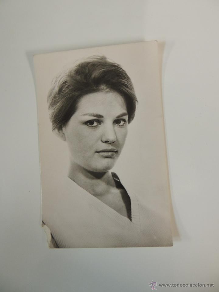 Cine: claudia cardinale - postal b/n - ed. raker n&ordm; 173 la chica de la maleta