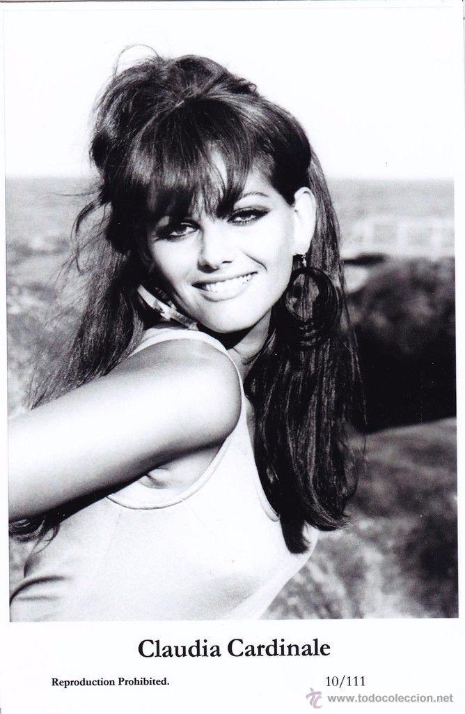 Cine: CLAUDIA CARDINALE - Film star Pin Up - Publisher Swiftsure Postcards 2000