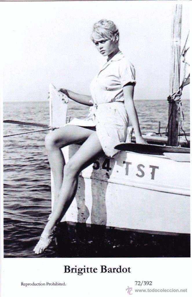 Cine: BRIGITTE BARDOT - Film star Pin Up - Publisher Swiftsure Postcards 2000