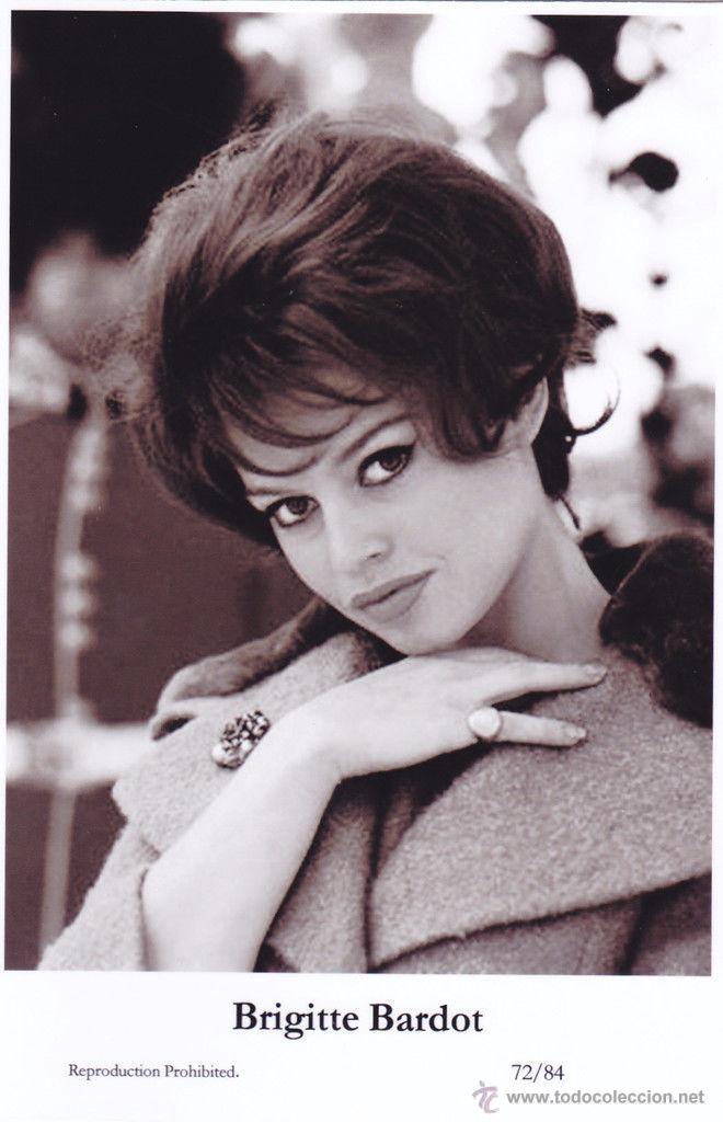 Cine: BRIGITTE BARDOT - Film star Pin Up - Publisher Swiftsure Postcards 2000