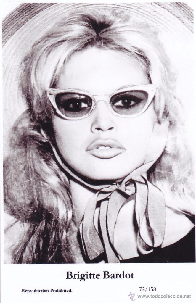 Cine: BRIGITTE BARDOT - Film star Pin Up - Publisher Swiftsure Postcards 2000