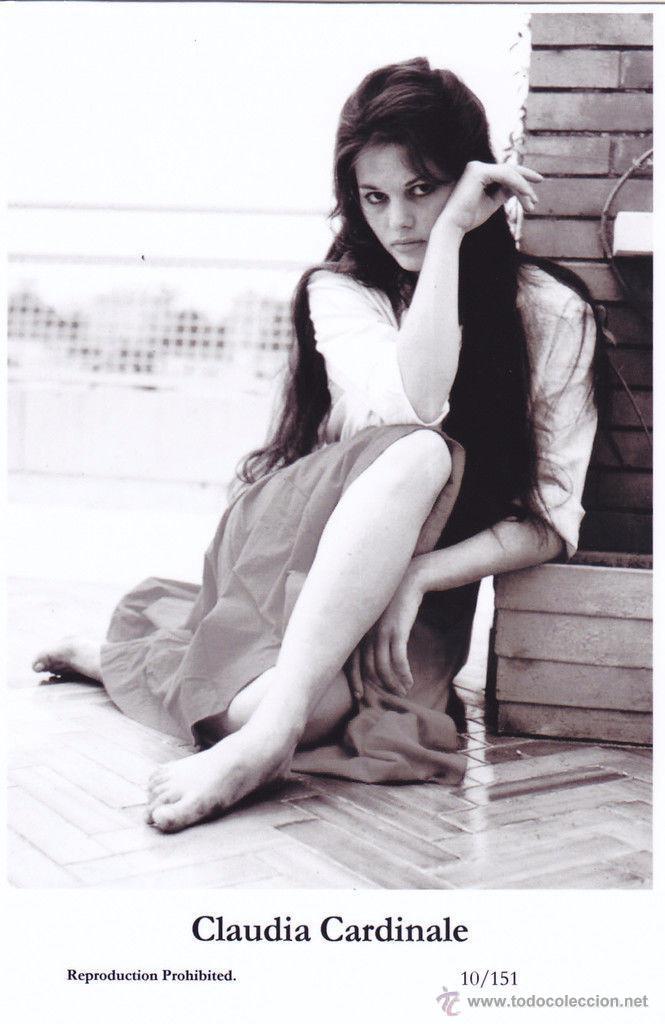 Cine: CLAUDIA CARDINALE - Film star Pin Up - Publisher Swiftsure Postcards 2000