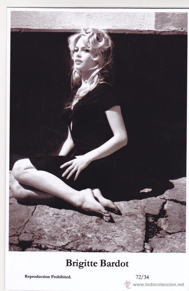 Cine: BRIGITTE BARDOT - Film star Pin Up - Publisher Swiftsure Postcards 2000