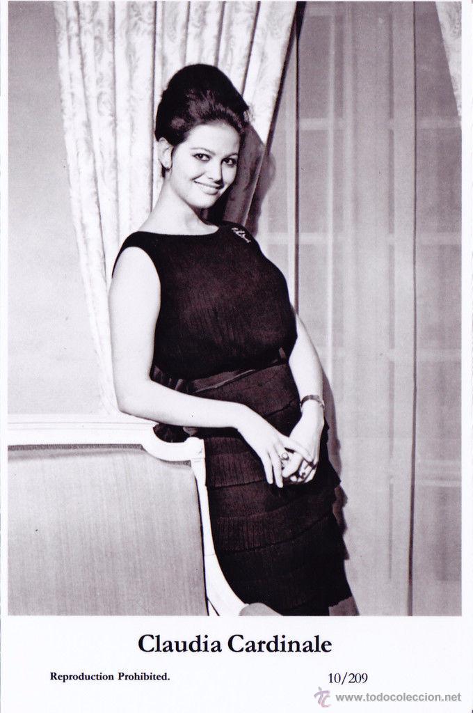 Cine: CLAUDIA CARDINALE - Film star Pin Up - Publisher Swiftsure Postcards 2000