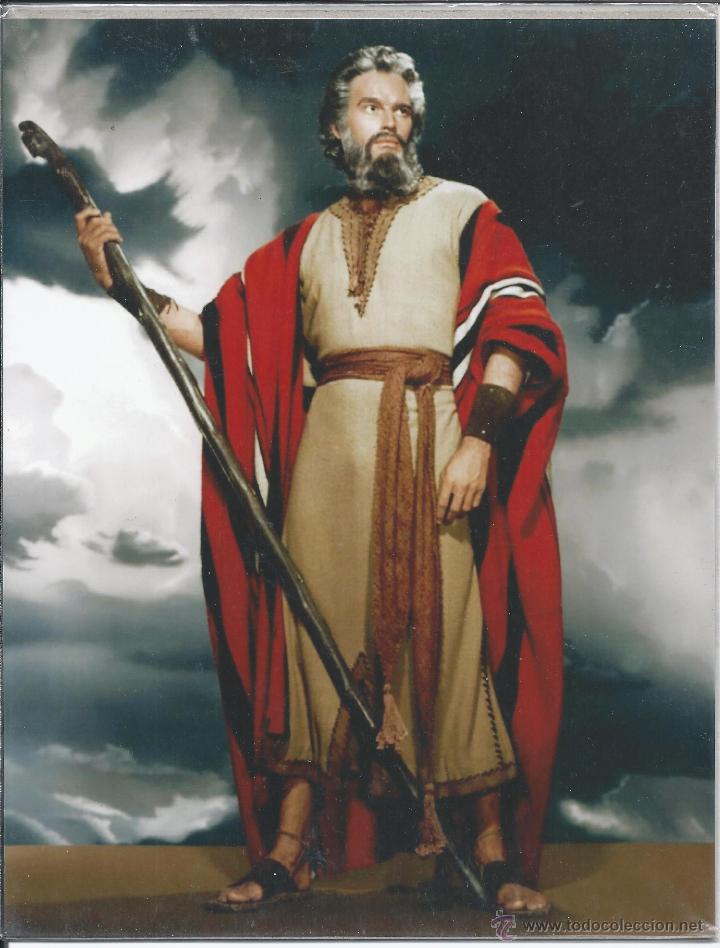 Cine: 8376- FOTOGRAFIA DE CHARLTON HESTON EN LOS 10 MANDAMIENTOS