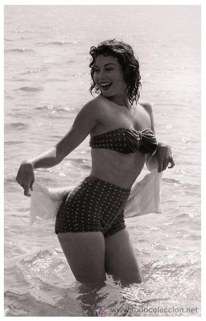 Cine: Sexy AVA GARDNER actress PIN UP postcard - Publisher RWP 2003 (02)