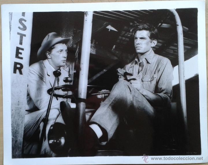 Cine: CON &Eacute;L LLEG&Oacute; EL ESC&Aacute;NDALO. FOTO AMERICANA 20X26. ROBERT MITCHUM, GEORGE HAMILTON