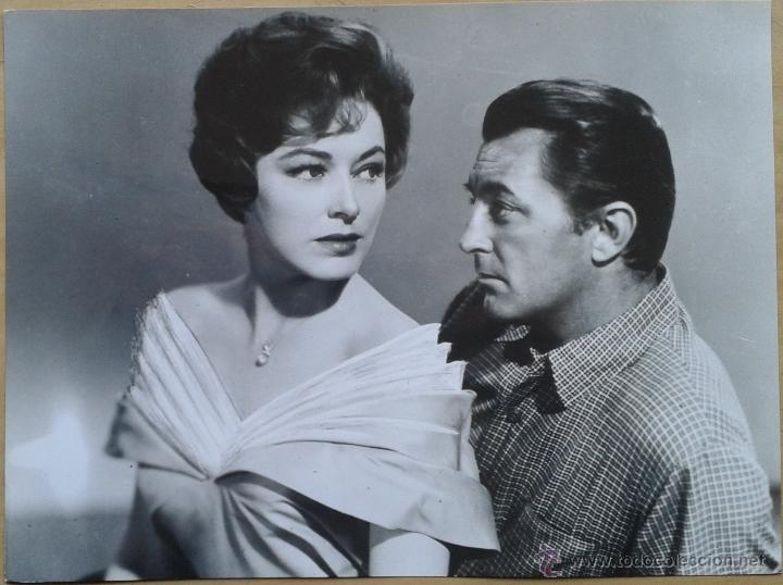 Cine: CON &Eacute;L LLEG&Oacute; EL ESC&Aacute;NDALO. FOTO 18X24. ROBERT MITCHUM, ELEANOR PARKER