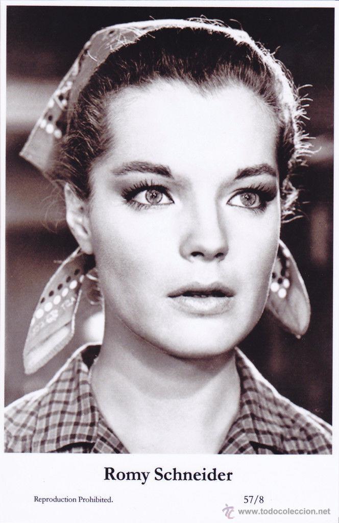Cine: ROMY SCHNEIDER - Film star Pin Up PHOTO postcar - Publisher Swiftsure Postcards 2000