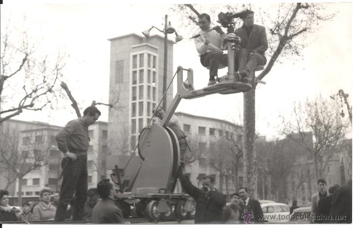 Cinema: F19887 JOSE LUIS FONT VIDA FAMILIAR DIRECTOR RODAJE DOLLY FOTO ORIGINAL B/N ESPA&Ntilde;OLA