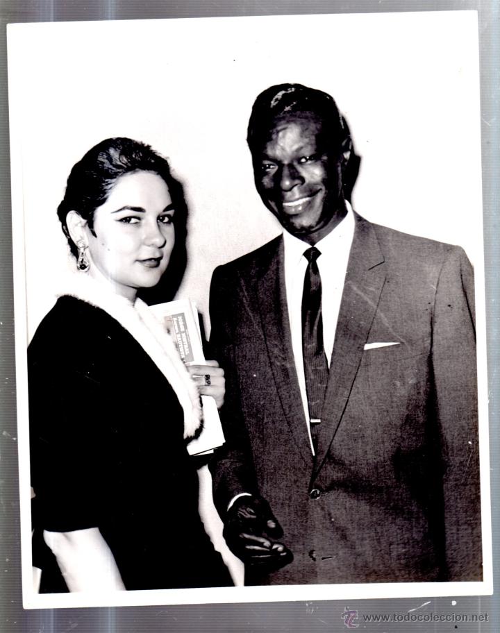 Kino: FOTOGRAFIA DE NAT KIN COLE Y UNA BELLA DAMA. FOTO YOLANDA A GUZMAN. CALIFORNIA. 20 X 25CM