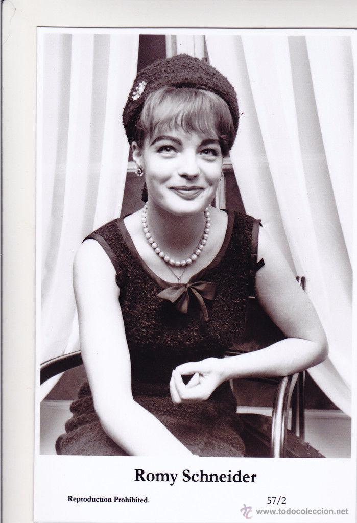 Cine: ROMY SCHNEIDER - Film star Pin Up PHOTO postcard - Publisher Swiftsure Postcards 2000
