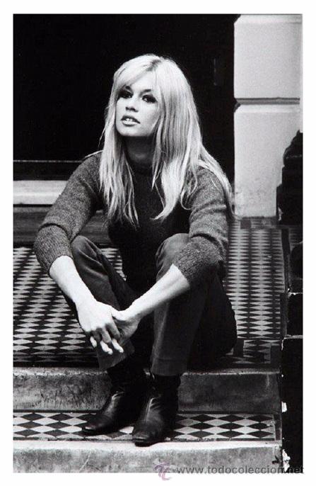 Cine: Sexy BRIGITTE BARDOT actress PIN UP postcard - Publisher RWP 2003 (111)