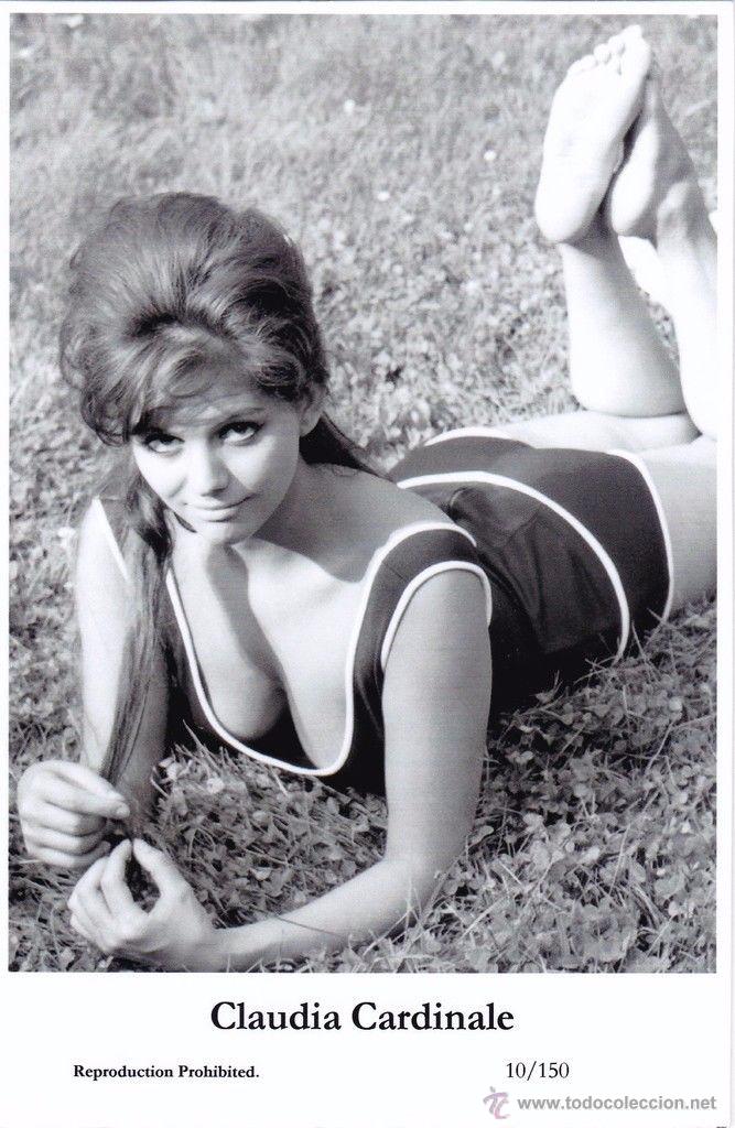 Cine: CLAUDIA CARDINALE - Film star Pin Up - Publisher Swiftsure Postcards 2000