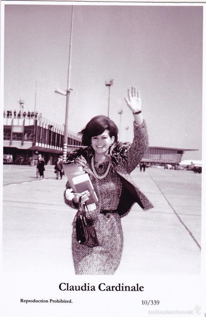 Cine: CLAUDIA CARDINALE - Film star Pin Up - Publisher Swiftsure Postcards 2000
