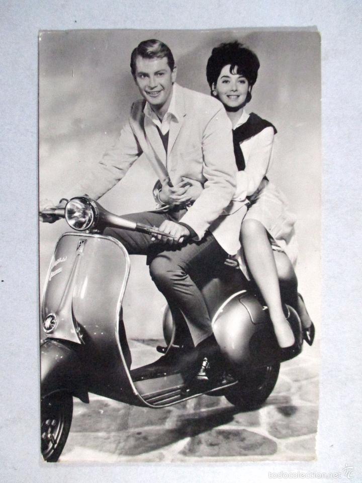 Cine: TROY DONAHUE , SUZANNE PLHESSETE , VESPA , CINE , POSTAL ACTOR , ANTIGUA , ORIGINAL , PCA 1608