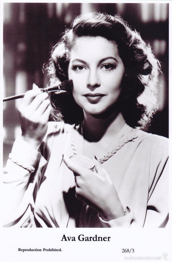 Cine: AVA GARDNER - Film star Pin Up - Publisher Swiftsure Postcards 2000