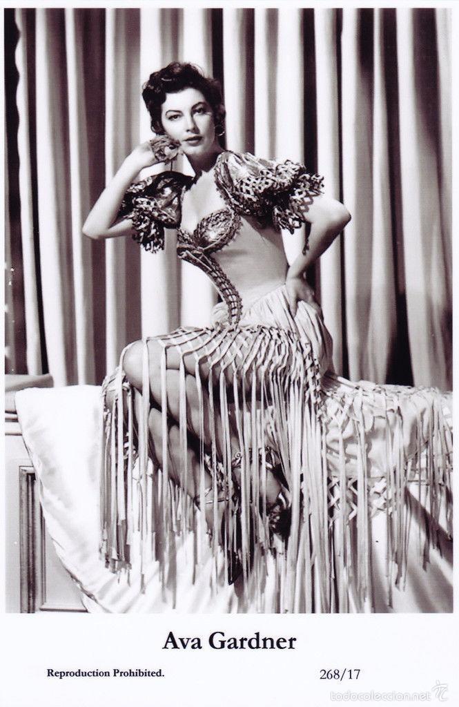 Cine: AVA GARDNER - Film star Pin Up - Publisher Swiftsure Postcards 2000