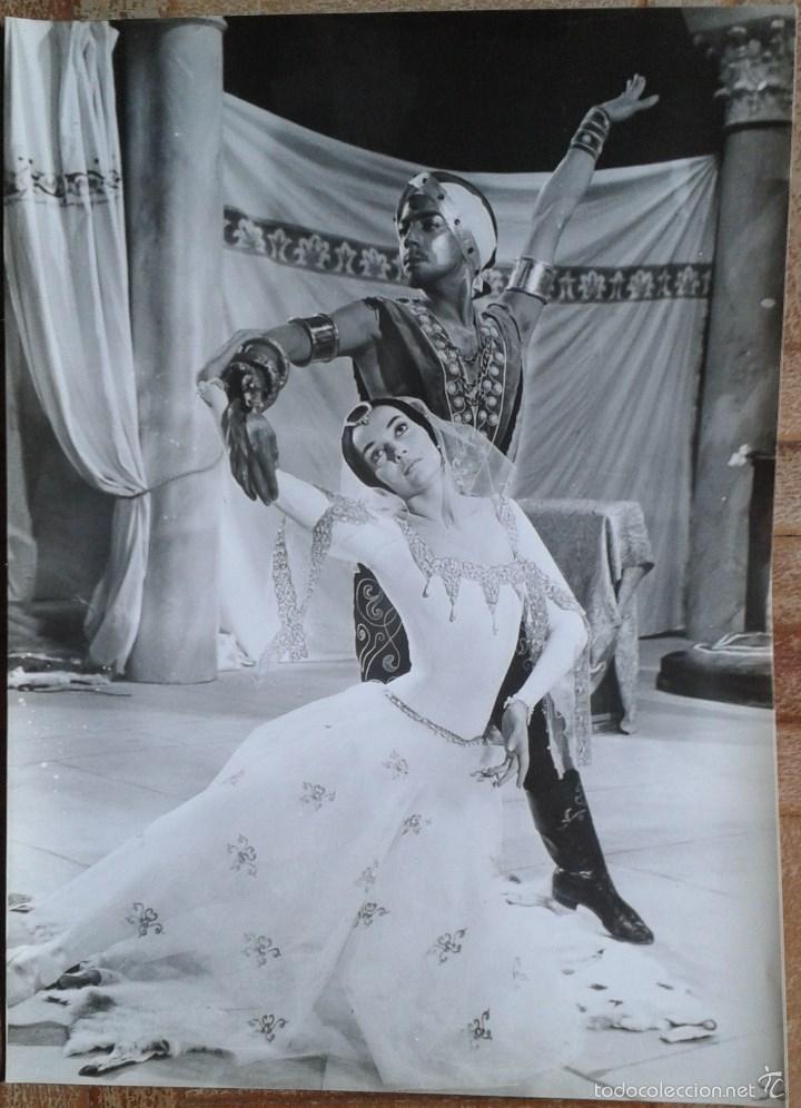 Cine: ANTONIO, LUDMILLA TCHERINA. LUNA DE MIEL. FOTO 20X26.