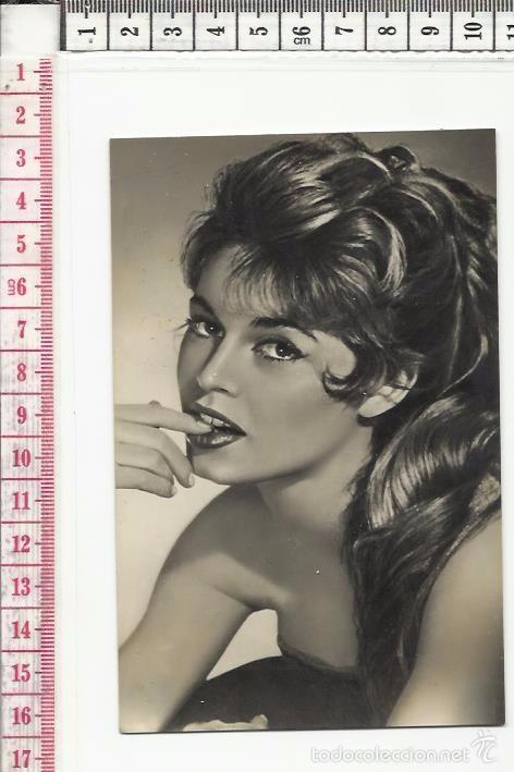 Cine: 21.73 FOTOGRAF&Iacute;A TAMA&Ntilde;O TARJETA POSTAL, BLANCO Y NEGRO, ACTRIZ DE CINE, BRIGITTE BARDOT